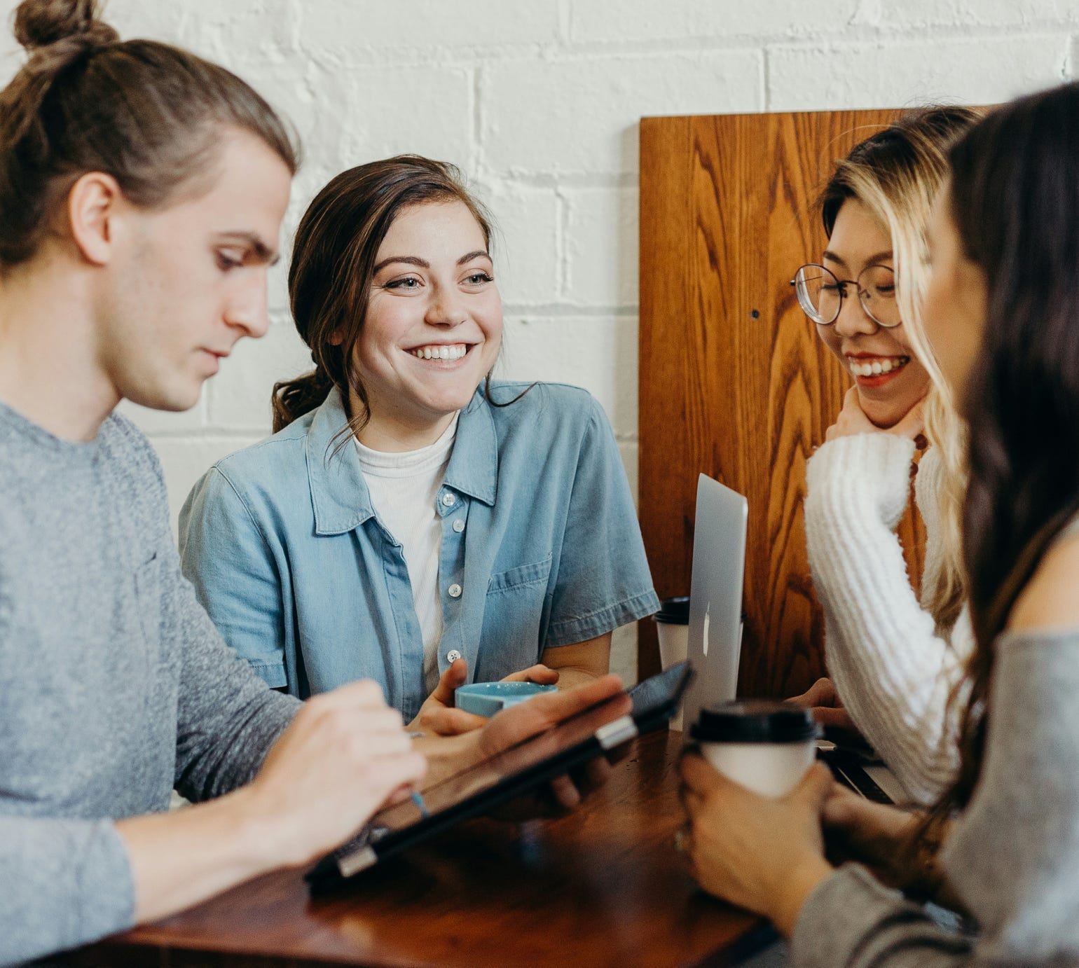 Gelukkig Etnische Vrouw Zittend Aan Tafel Met Laptop